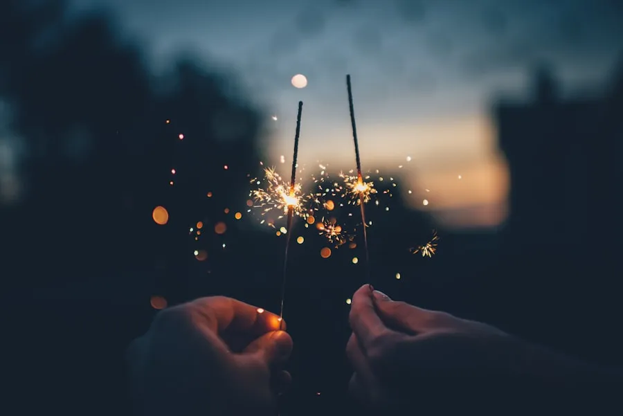 Fuegos artificiales de Año Nuevo sobre la ciudad