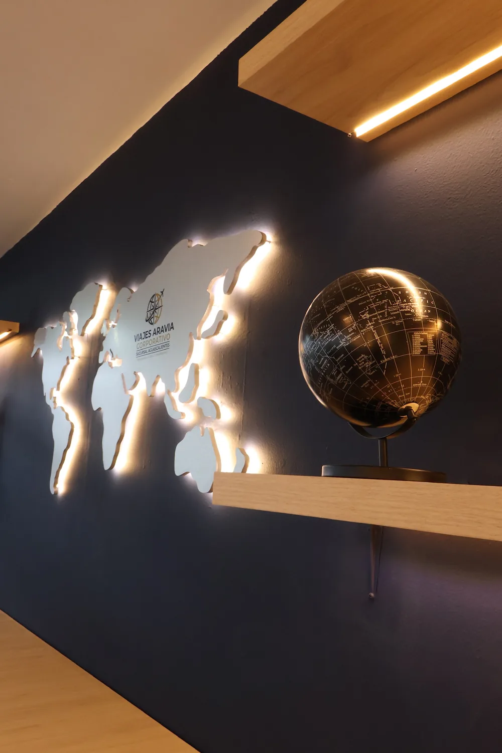 Mapa mundi iluminado en la oficina de Aravia Viajes